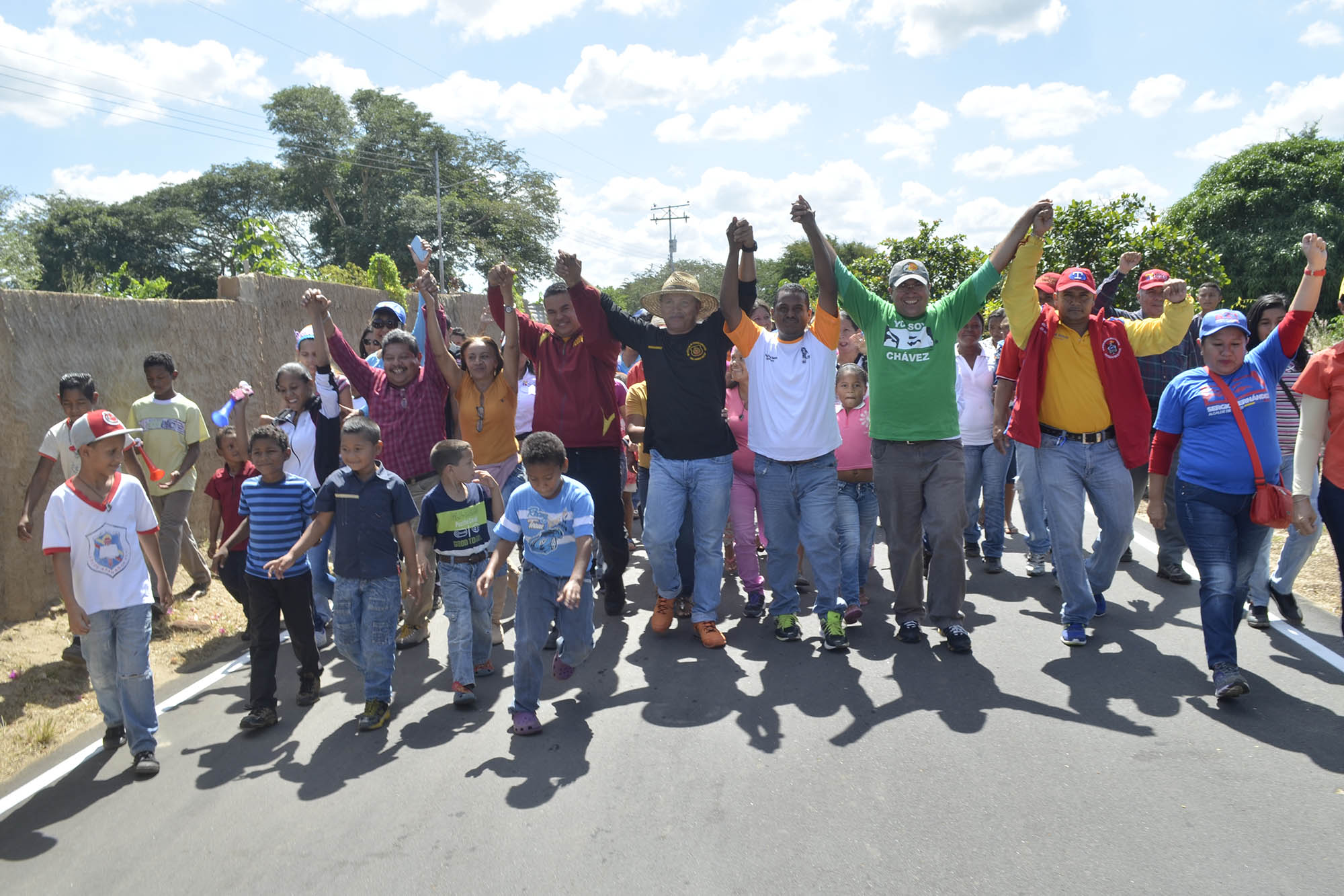 Al ritmo del calipso y el calor de los residentes del Almacén, Querevero y La Vigía, el mandatario municipal recorrió un tramo de la zona asfaltada en bicicleta.